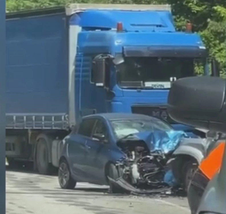 Мъж загина при тежка катастрофа на входа на Нареченски бани