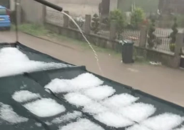 Продължителна градушка унищожи реколтата в пловдивско село ВИДЕО