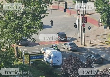 Светофар увисна на кабела си на оживено кръстовище в Пловдив