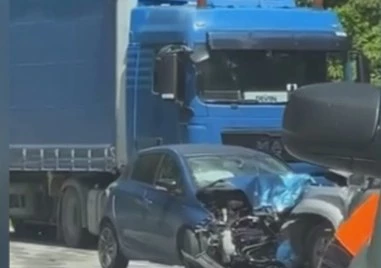 Катастрофа стана днес в Асеновградско Два леки автомобила са се