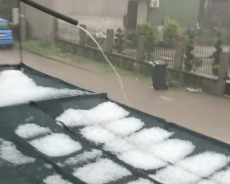 Продължителна градушка унищожи реколтата в пловдивско село ВИДЕО