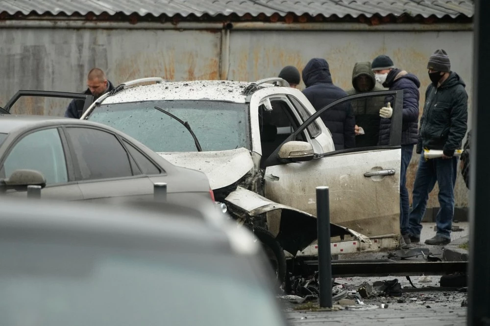 Кола с поставена бомба избухна край Москва, има жертва