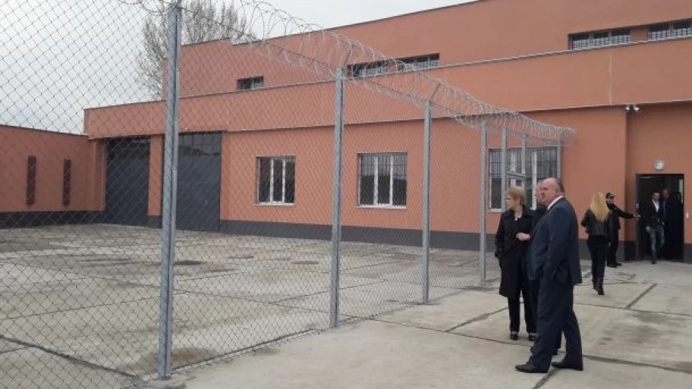 Самоуби се главният надзирател на затворническото общежитие в Дебелт