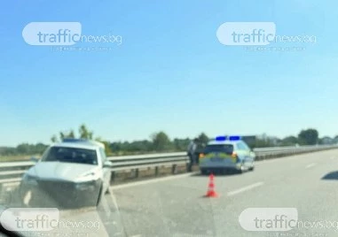 Кола се заби в мантинелата на АМ „Тракия край Пловдив