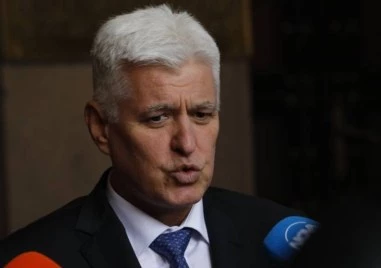 Стоянов: Спираме предоставянето на въоръжение за Украйна, а не продажабата