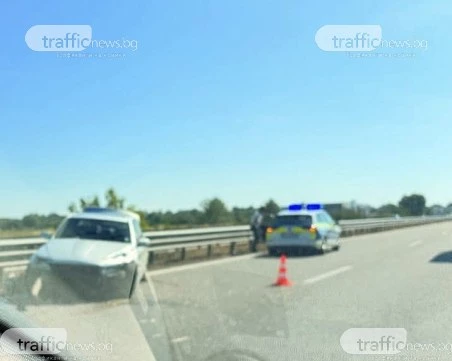 Кола се заби в мантинелата на АМ „Тракия