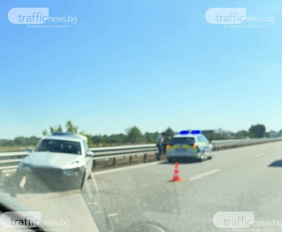 Кола се заби в мантинелата на АМ „Тракия