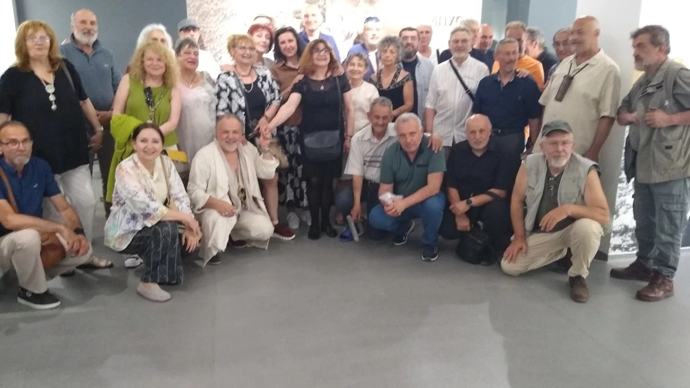 Първият випуск на пловдивската Художествена гимназия с обща изложба след 45 г.