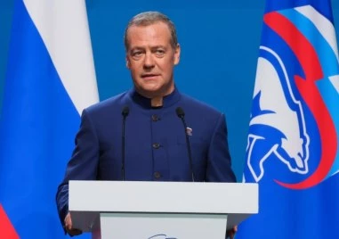 Медведев: Западът води хибридна война срещу Русия
