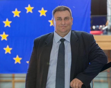 Евродепутатът Емил Радев: Евродепутате са шокирани, че България няма да дава оръжия на Украйна