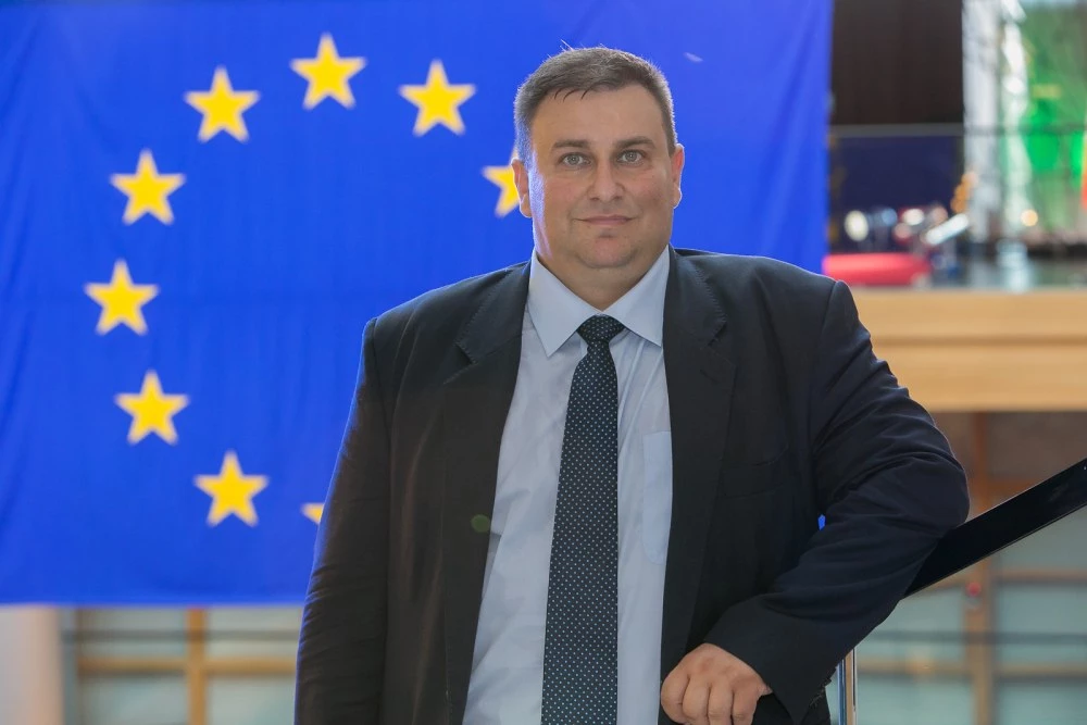 Емил Радев: Евродепутате са шокирани, че България няма да дава оръжия на Украйна