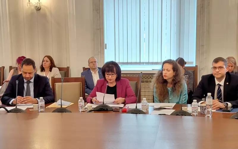 С мълчаливо единодушие в Народното събрание замразяват депутатските заплати