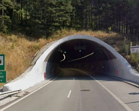 Затвориха лявото платно преди тунел 