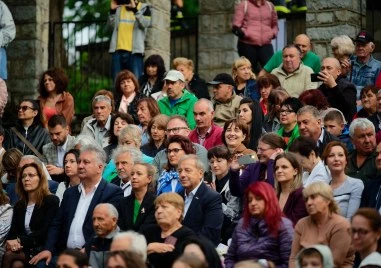 Дъждът и хладното време не попречиха на стотици жители и
