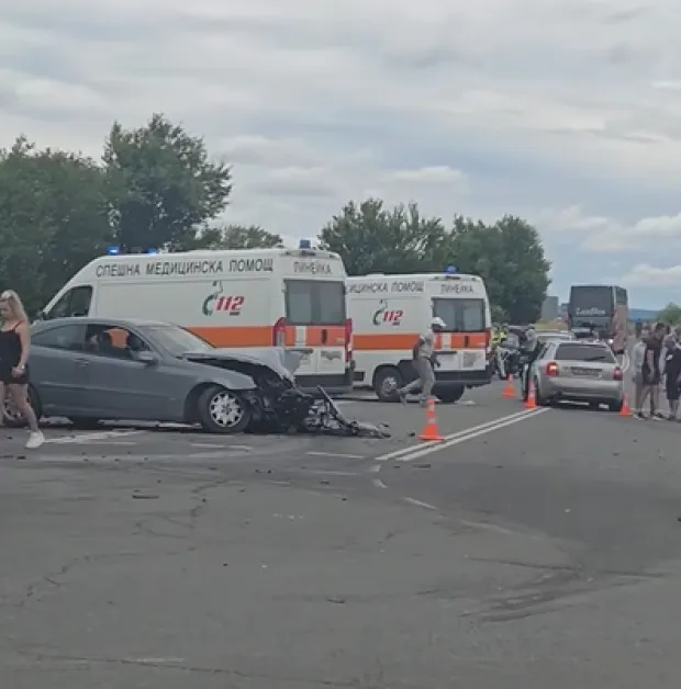 Тежка катастрофа между два автомобила е станала на пътя Бургас