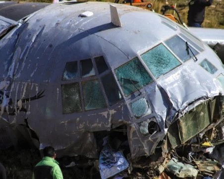 Петима военнослужещи загинаха при катастрофа на военнотранспортен самолет на индийските ВВС
