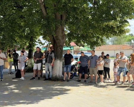 Организираха протест след скандала и заплахите за шепа череши