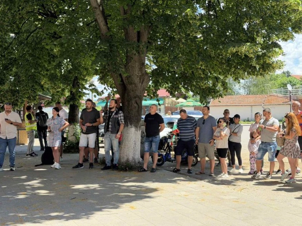 Организираха протест след скандала и заплахите за шепа череши