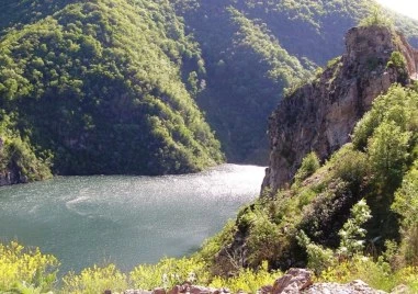 Мъж на 54 години е починал от удавяне в микроязовир