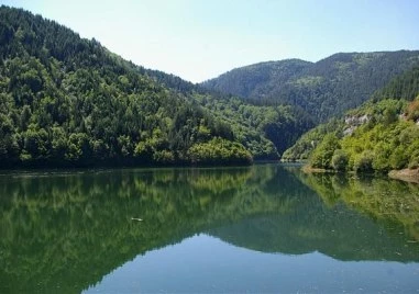 Изпускат контролирано води в река Въча от язовир Тешел