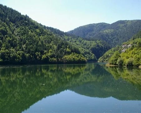 Изпускат контролирано води в река Въча от язовир Тешел