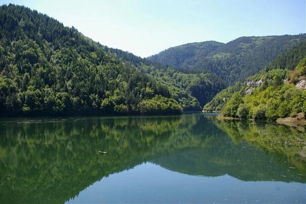 Изпускат контролирано води в река Въча от язовир Тешел