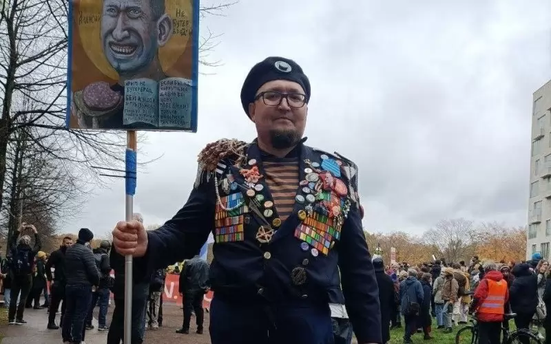 Руският художник и изявен критик на президента Владимир Путин Симьон