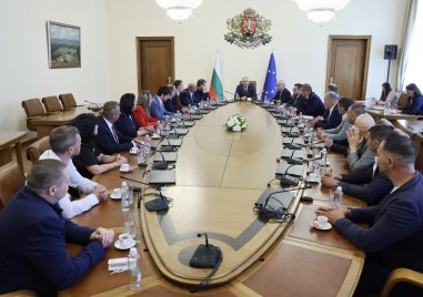 След среща с Радев: превозвачите няма да протестират, очакванията им били оправдани