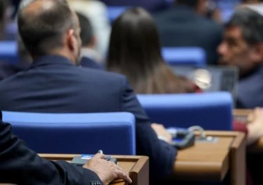 Депутатите замразиха заплатите си на нивата от месец март Решението