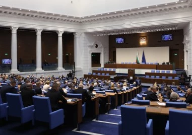 Народните представители се предвижда да обсъдят замразяването на заплатите си