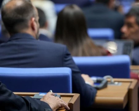 Депутатите замразиха заплатите си на нивата от март