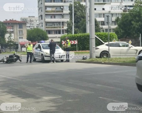 Катастрофа с моторист на кръговото до Панаира в Пловдив СНИМКИ