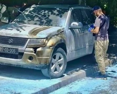 Прокуратурата повдигна обвинение срещу мъжа, подпалил коли на българското посолство в Скопие