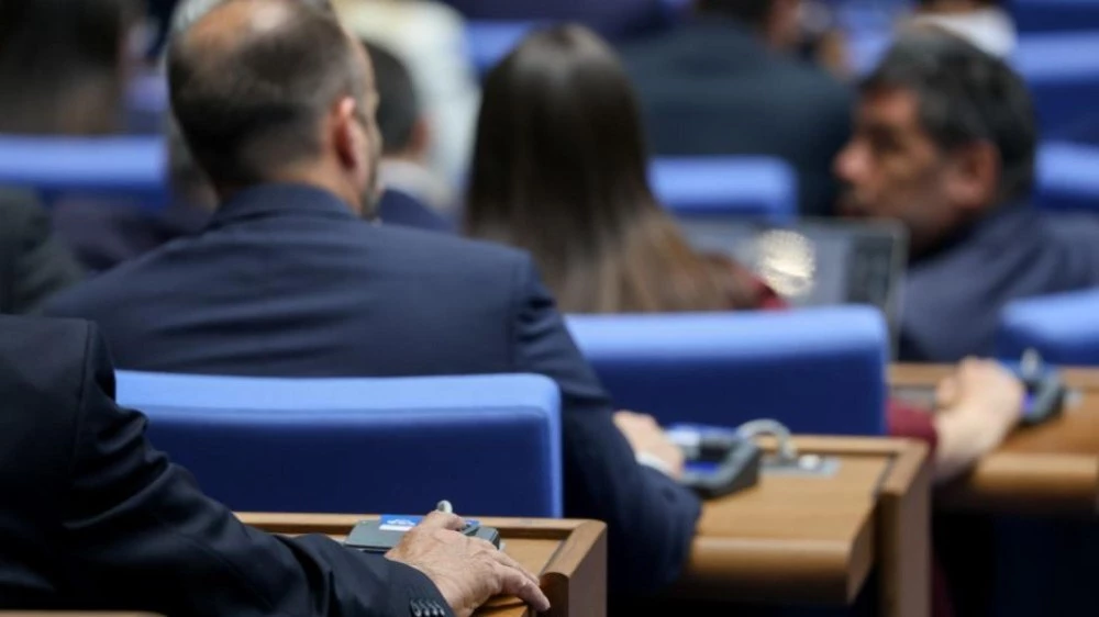 Депутатите замразиха заплатите си на нивата от март