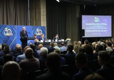 Радев пред кметовете на общини: Правителството подготвя национална стратегия за ускорено развитие на пътната инфраструктура