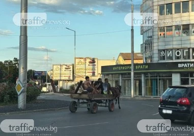 Въпреки забраната: Препълнена каруца шпори из пловдивските булеварди