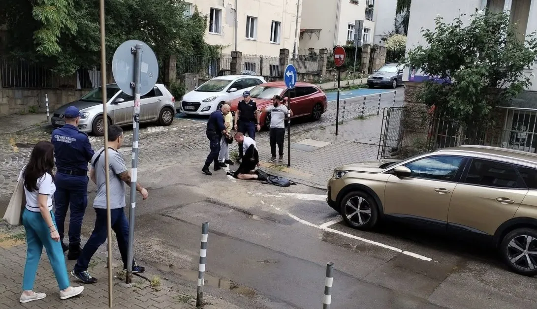 Екшън в София: Преследван мъж нахлу в кола с баща и дете, граждани го обезвредиха