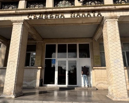 Евакуираха Съдебната палата във Варна