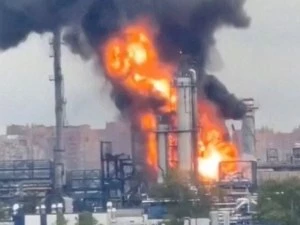 Дронове удариха московска петролна рафинерия