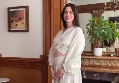 Холивудската актриса и носителката на награда Оскар Ан Хатауей очаква