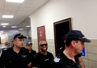 Стоян Колев крещи и псува в съда, оставиха го в ареста