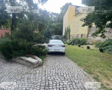 Нов абсурд в Стария град: Софийска кола превърна Лапидариума в частен паркинг