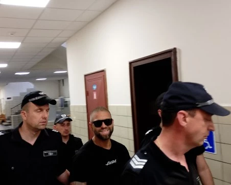 Стоян Колев крещи и псува в съда, оставиха го в ареста