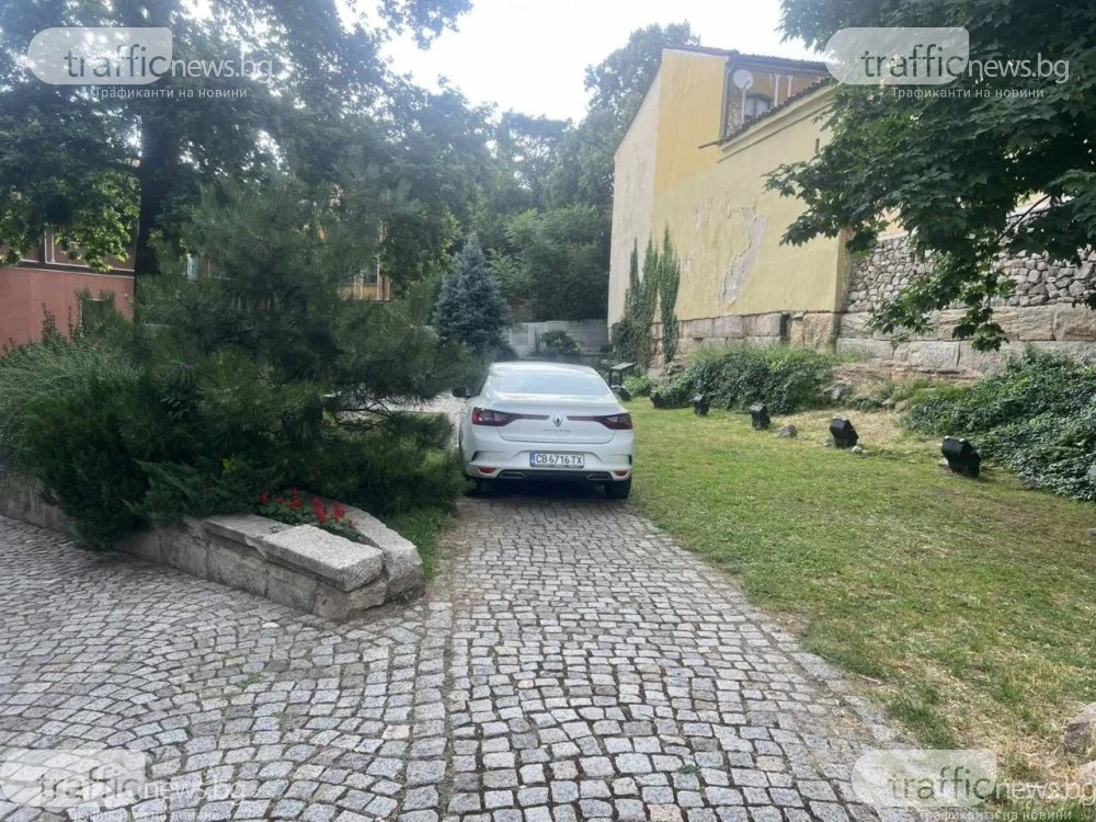 Нов абсурд в Стария град: Софийска кола превърна Лапидариума в частен паркинг