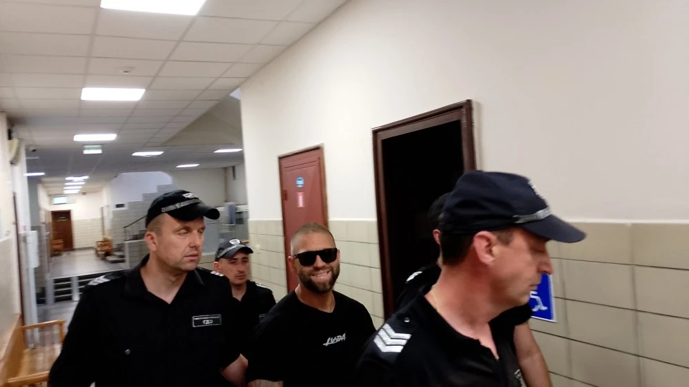 Стоян Колев крещи и псува в съда, оставиха го в ареста