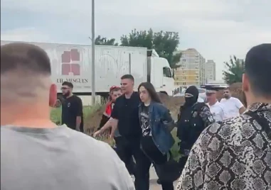 Една жена беше убита а петима души бяха ранени при