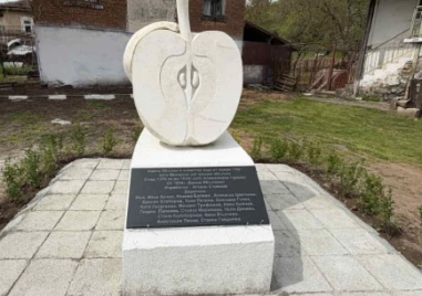 Издигнаха паметник на българската ябълка