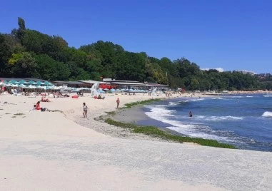 Забраняват временно къпането на варненски плаж