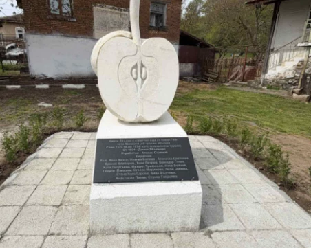 Издигнаха паметник на българската ябълка