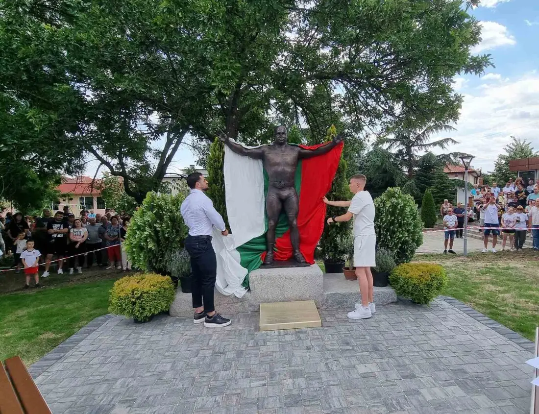 Паметник на олимпийския шампион по вдигане на тежести Милен Добрев